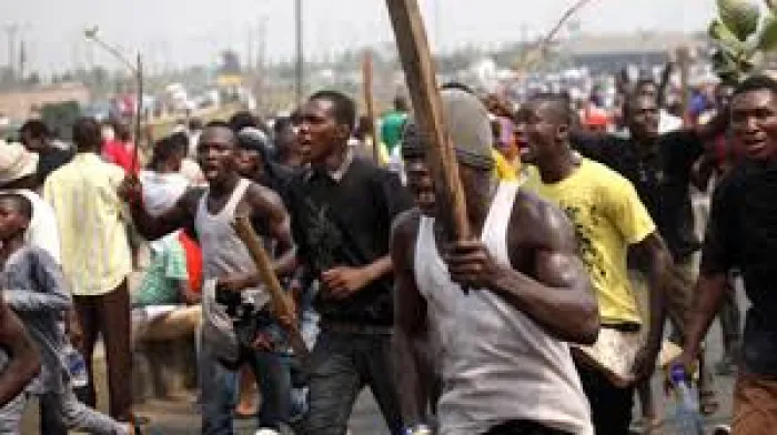 Hoodlums Attack AMMC Office In Abuja