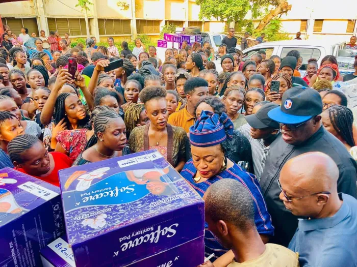 UNIZIK Ag. Vice-Chancellor, Prof. Arinze-Umobi Distributes Relief Materials To University Hostel Students