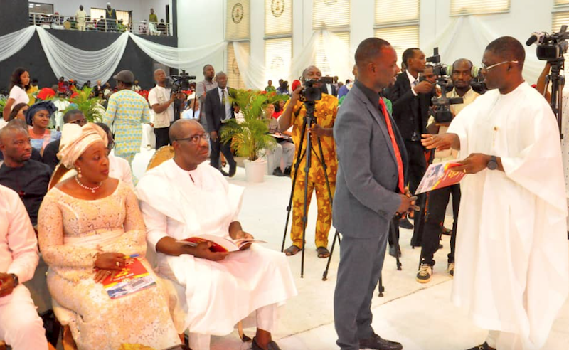 Drama: How Governor Snubs His Deputy In A Church Service