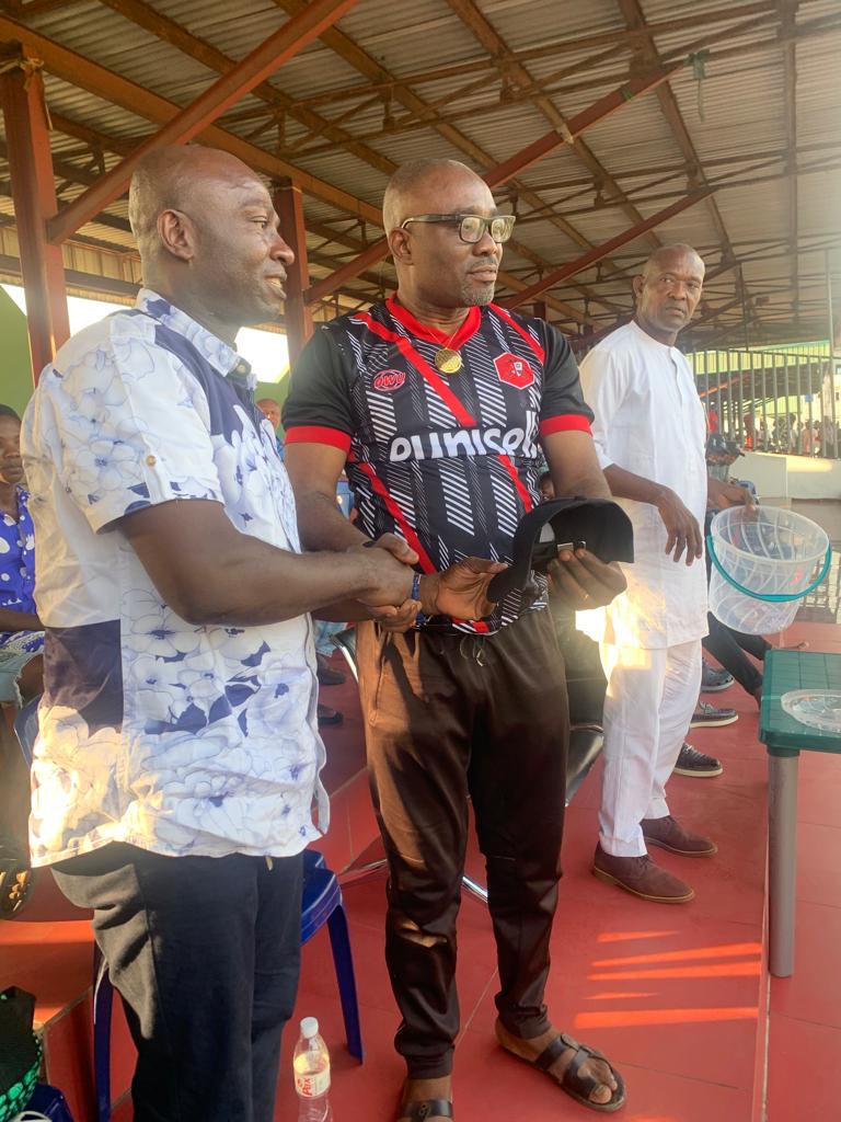 Abia Comets FC Management Boost Supporters' Morale With Mobile Phones, Replica Jerseys, Face Caps