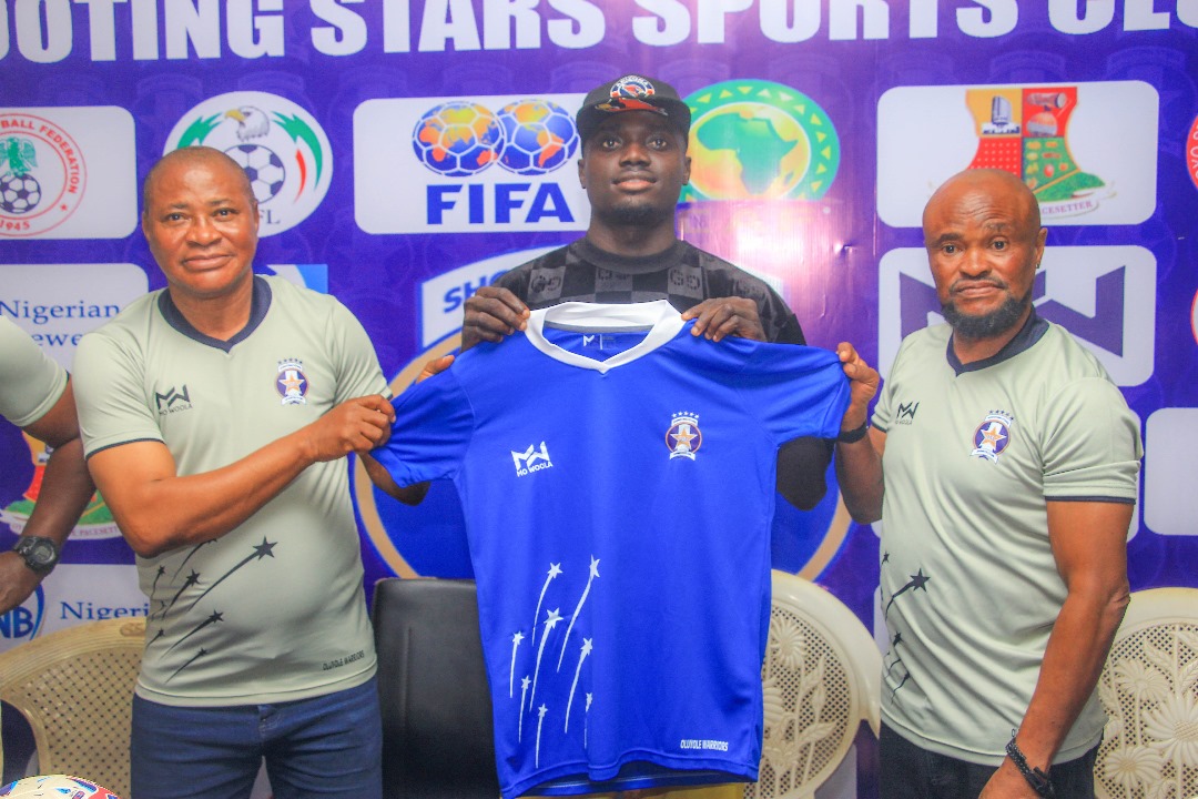 Shooting Stars Unveil Abiodun Akande, Ikouwem Udom, 6 others*  ...New Jerseys, Kits unveiled. ...Fans can now buy club customized bags, replica jersey