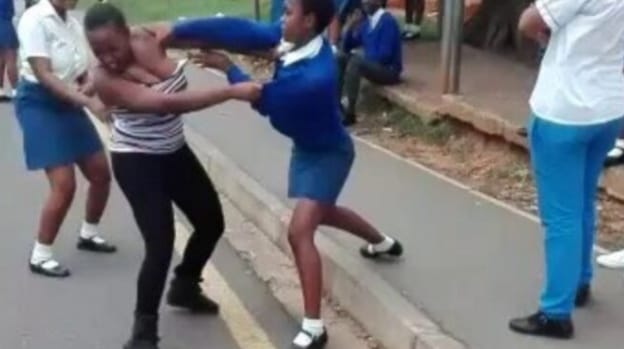 Housewife Fight Secondary School Girl Over Alleged Affair With Husband