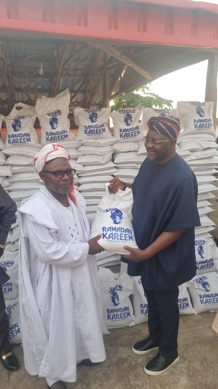 Ogbomoso Muslims Shower Encomiums On President Tinubu As Chief Sunday Dare Hosts Muslims to Iftar,Shares Rice on behalf of President Tinubu